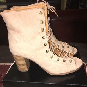 Brand new! Never worn !Charities Russe blush heels